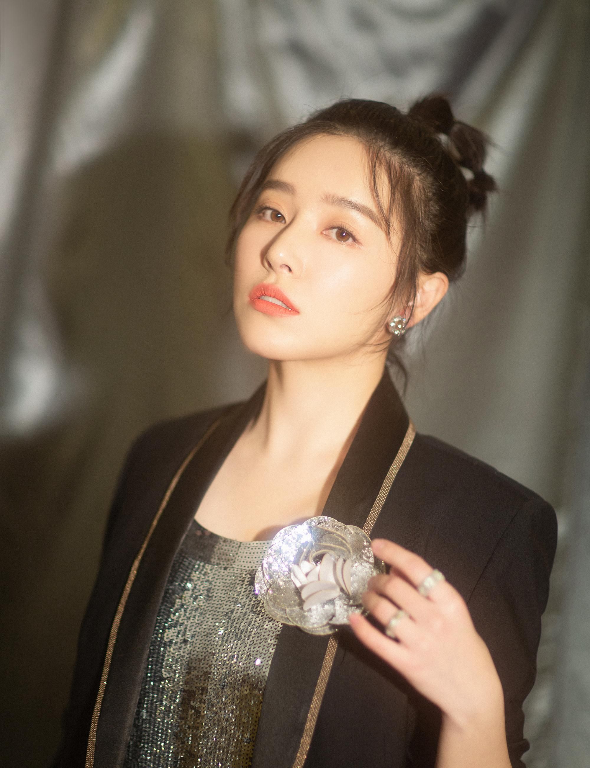 闞清子演藝事業(yè)持續(xù)升溫，新動態(tài)備受矚目，最新消息一覽